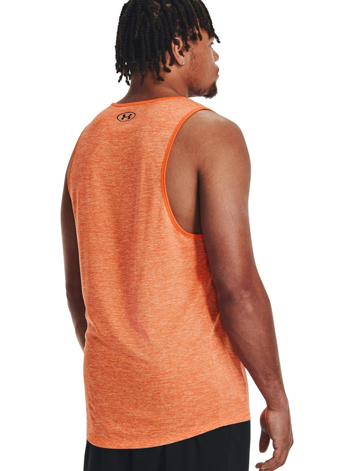 Hombre vistiendo una camiseta sin mangas Under Armour de color naranja con logo negro en el pecho.
