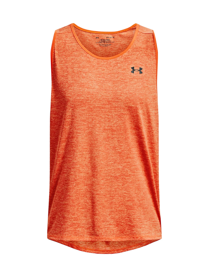 Hombre vistiendo una camiseta sin mangas Under Armour de color naranja con logo negro en el pecho.