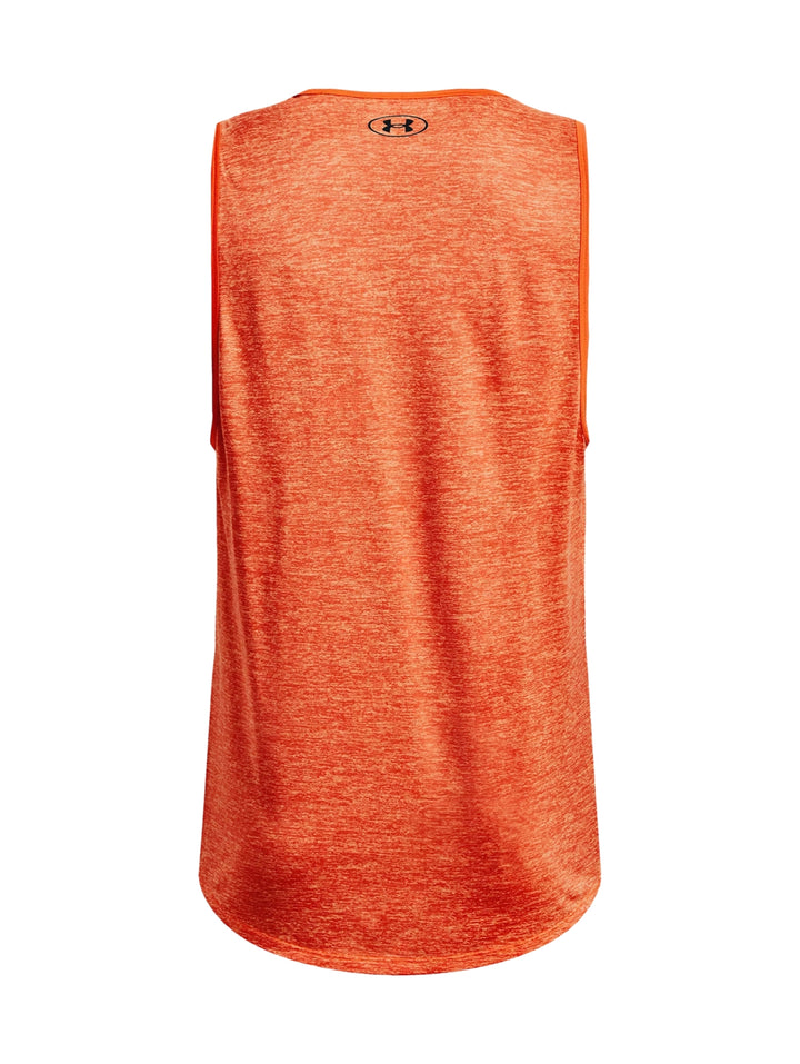 Hombre vistiendo una camiseta sin mangas Under Armour de color naranja con logo negro en el pecho.