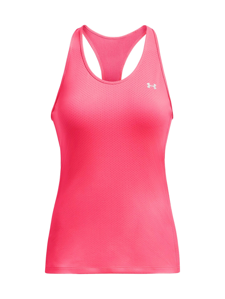 Mujer vistiendo una camiseta deportiva sin mangas color rosa intenso de la marca Under Armour.