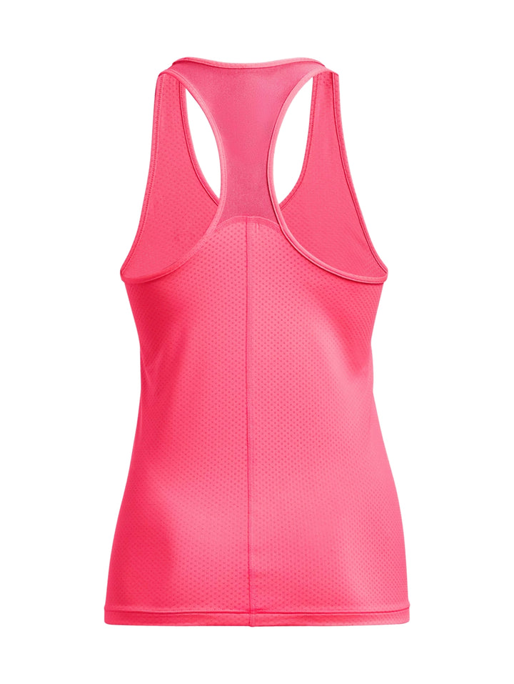 Mujer vistiendo una camiseta deportiva sin mangas color rosa intenso de la marca Under Armour.