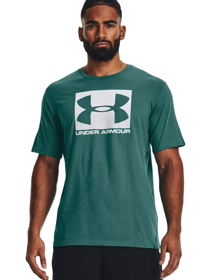 Camiseta deportiva verde de manga corta con logotipo blanco de Under Armour en el pecho.