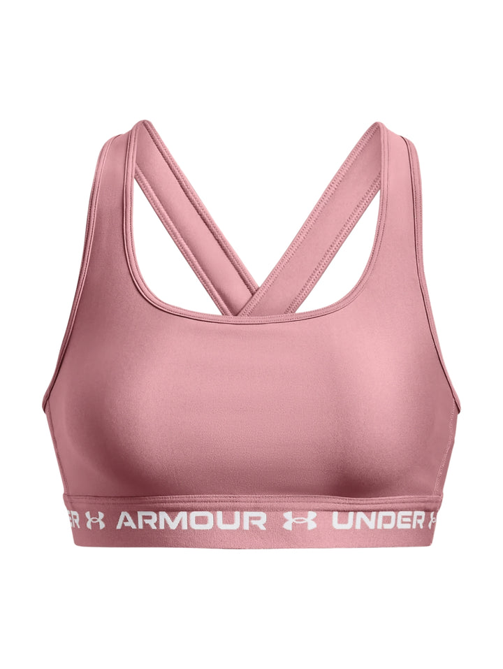 Mujer usando un bra deportivo color rosa de la marca Under Armour.