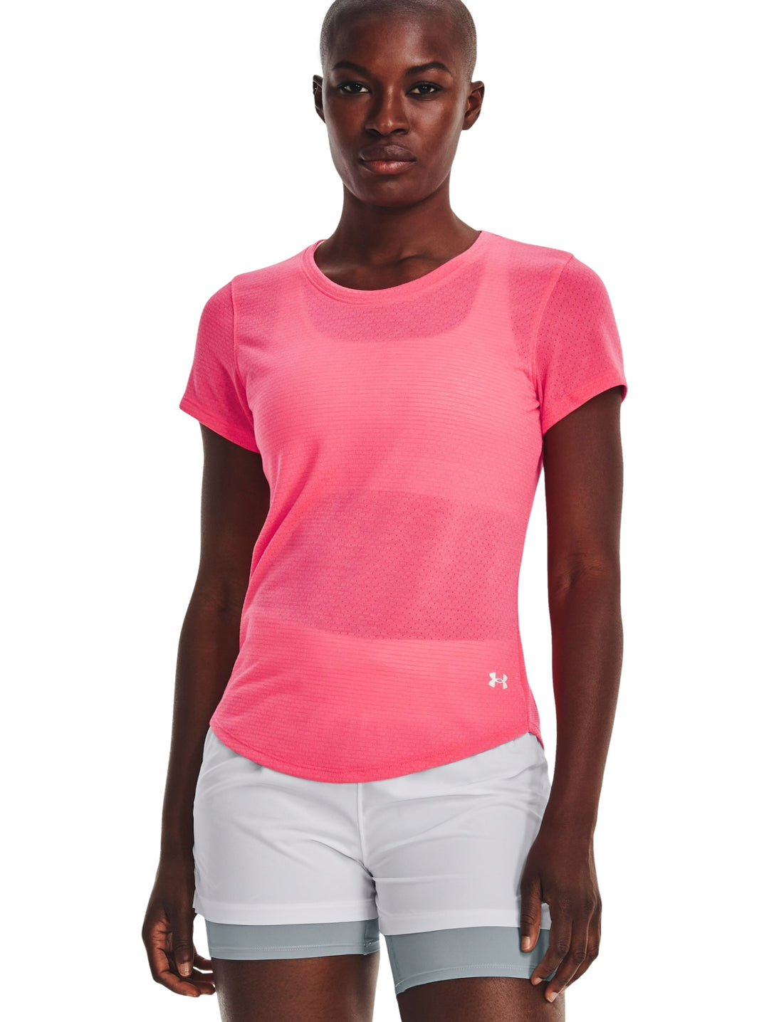 Mujer vistiendo camiseta deportiva Under Armour de color rosa intenso y manga corta.