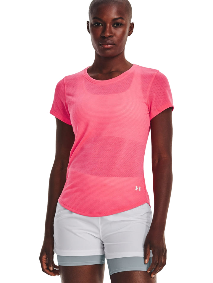 Mujer vistiendo camiseta deportiva Under Armour de color rosa intenso y manga corta.