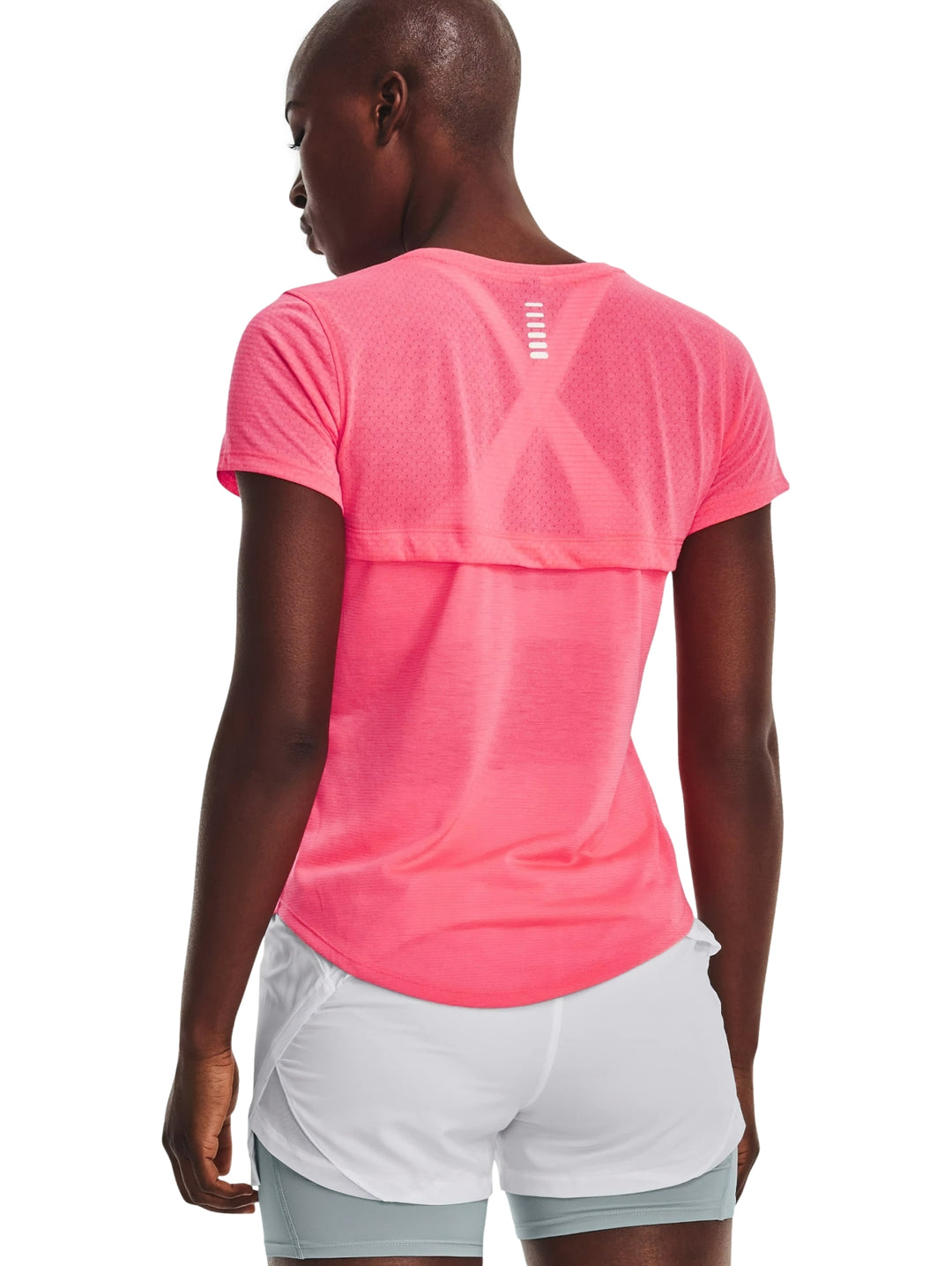 Mujer vistiendo camiseta deportiva Under Armour de color rosa intenso y manga corta.
