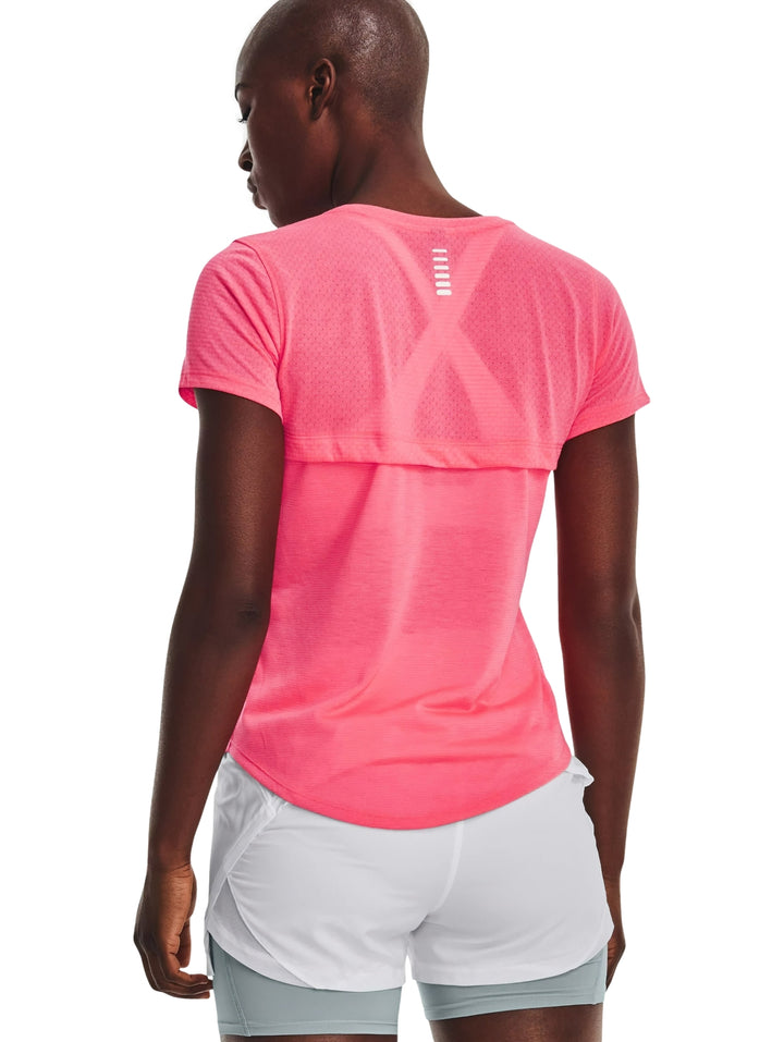 Mujer vistiendo camiseta deportiva Under Armour de color rosa intenso y manga corta.