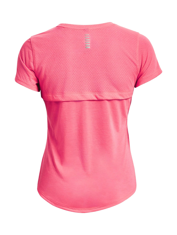Mujer vistiendo camiseta deportiva Under Armour de color rosa intenso y manga corta.