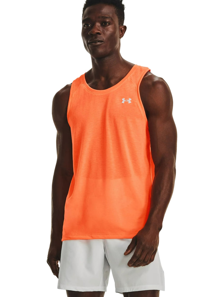 Hombre vistiendo una camiseta deportiva sin mangas color naranja brillante de Under Armour.