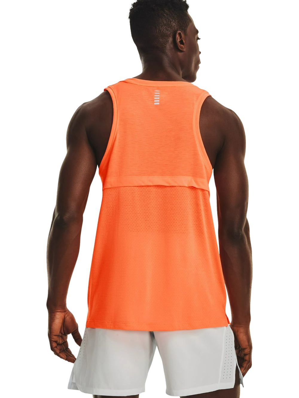 Hombre vistiendo una camiseta deportiva sin mangas color naranja brillante de Under Armour.