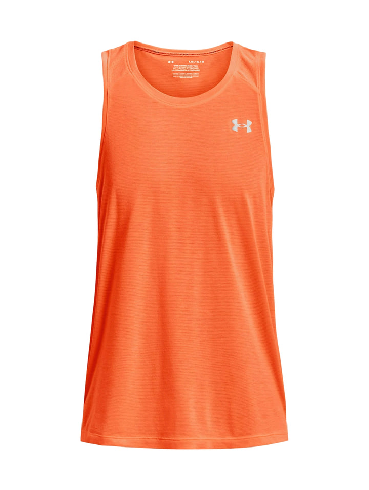 Hombre vistiendo una camiseta deportiva sin mangas color naranja brillante de Under Armour.