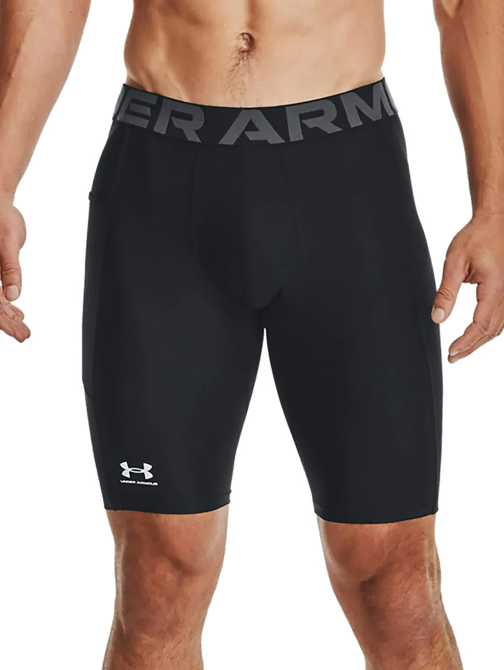 Shorts de compresión deportivos color negro de la marca Under Armour.