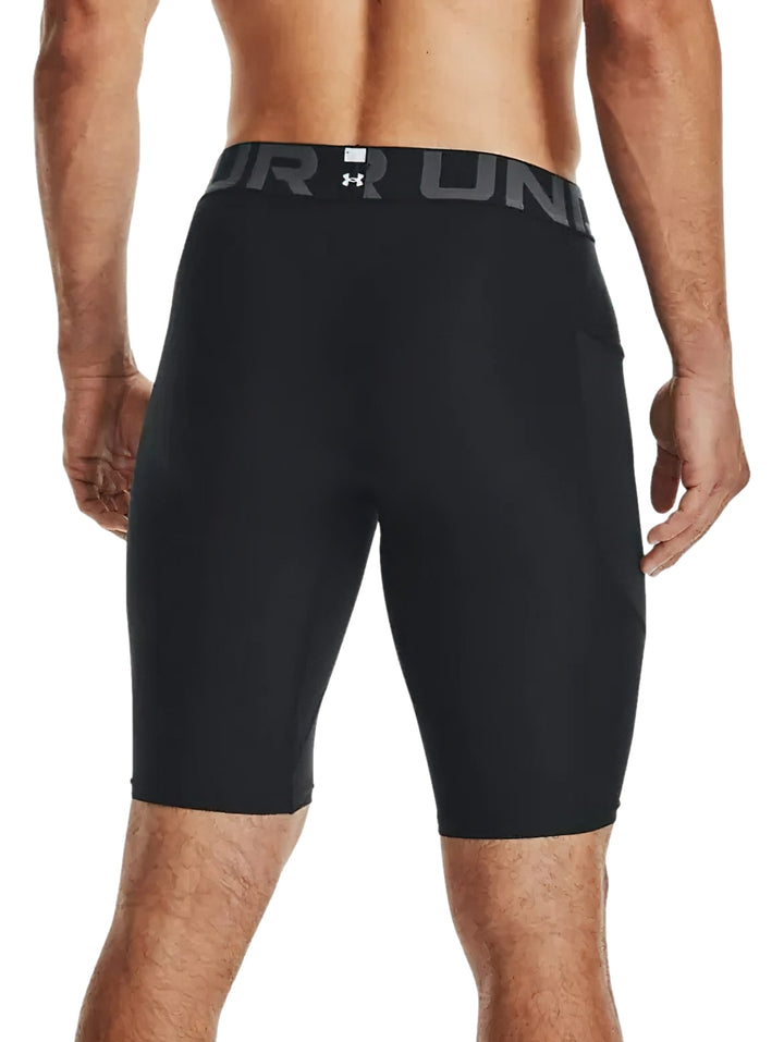 Shorts de compresión deportivos color negro de la marca Under Armour.