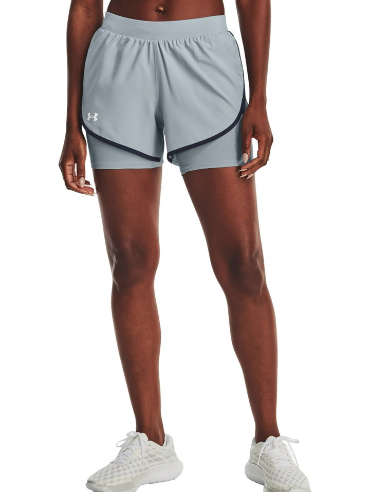Shorts deportivos Under Armour color azul claro con ribete azul marino para mujer.