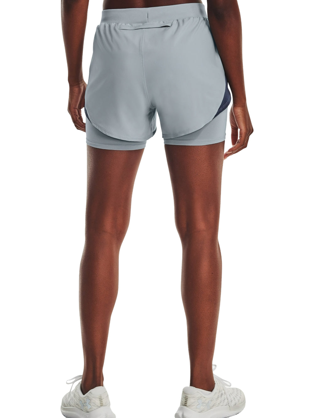 Shorts deportivos Under Armour color azul claro con ribete azul marino para mujer.