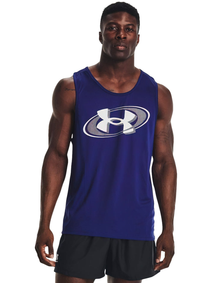 Hombre vistiendo una camiseta deportiva sin mangas color azul con logo blanco de Under Armour.