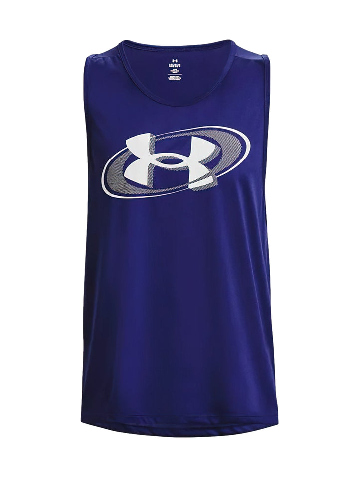 Hombre vistiendo una camiseta deportiva sin mangas color azul con logo blanco de Under Armour.