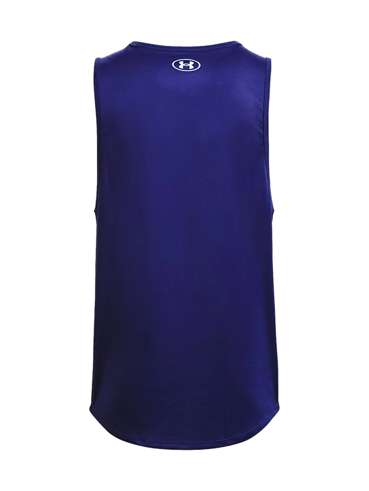 Hombre vistiendo una camiseta deportiva sin mangas color azul con logo blanco de Under Armour.