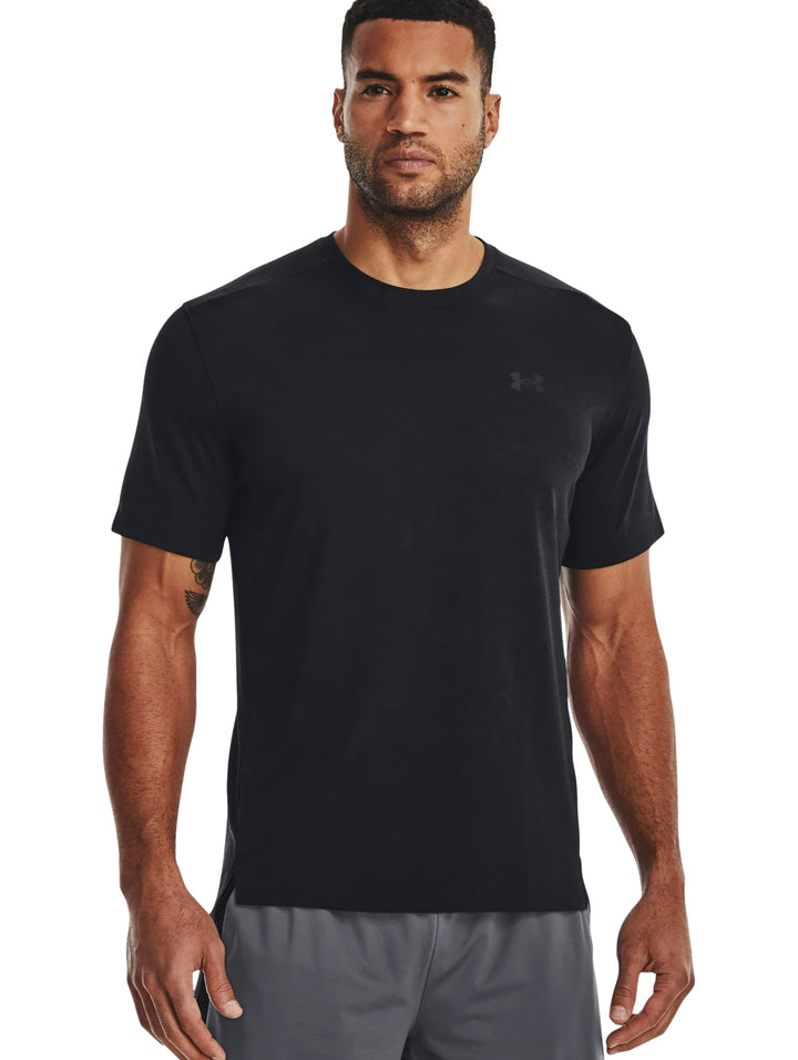 Hombre vistiendo una camiseta deportiva de manga corta color negro de la marca Under Armour.