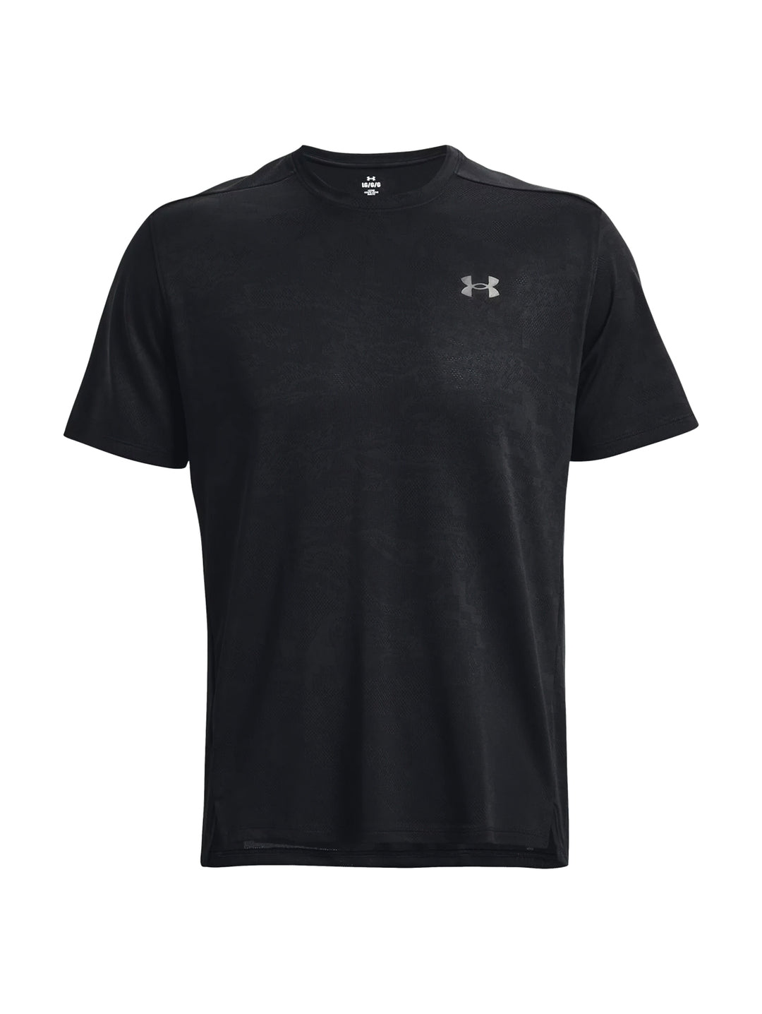 Hombre vistiendo una camiseta deportiva de manga corta color negro de la marca Under Armour.