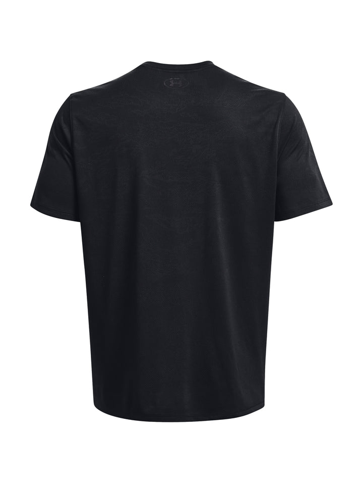 Hombre vistiendo una camiseta deportiva de manga corta color negro de la marca Under Armour.
