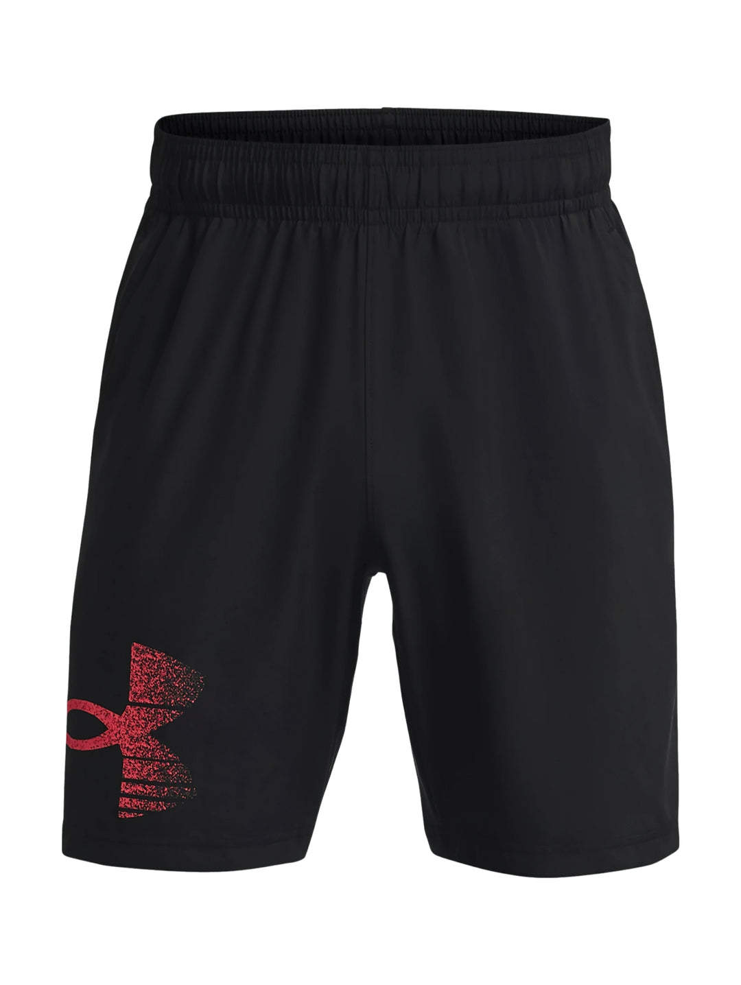 Hombre vistiendo shorts deportivos negros de Under Armour con logotipo gráfico rojo.