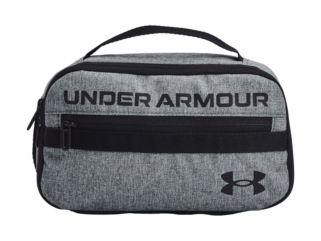 Estuche de viaje Under Armour en color gris con detalles y logotipos en negro, incluye asa superior y bolsillo frontal.
