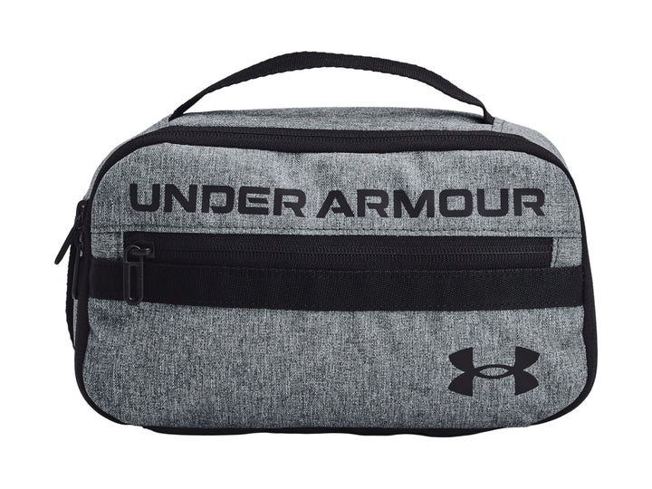 Estuche de viaje Under Armour en color gris con detalles y logotipos en negro, incluye asa superior y bolsillo frontal.