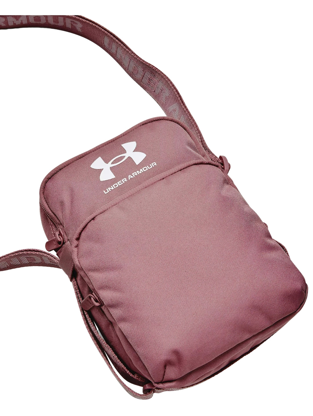 Bolso crossbody Under Armour color rosa con correa ajustable y logotipo blanco frontal.