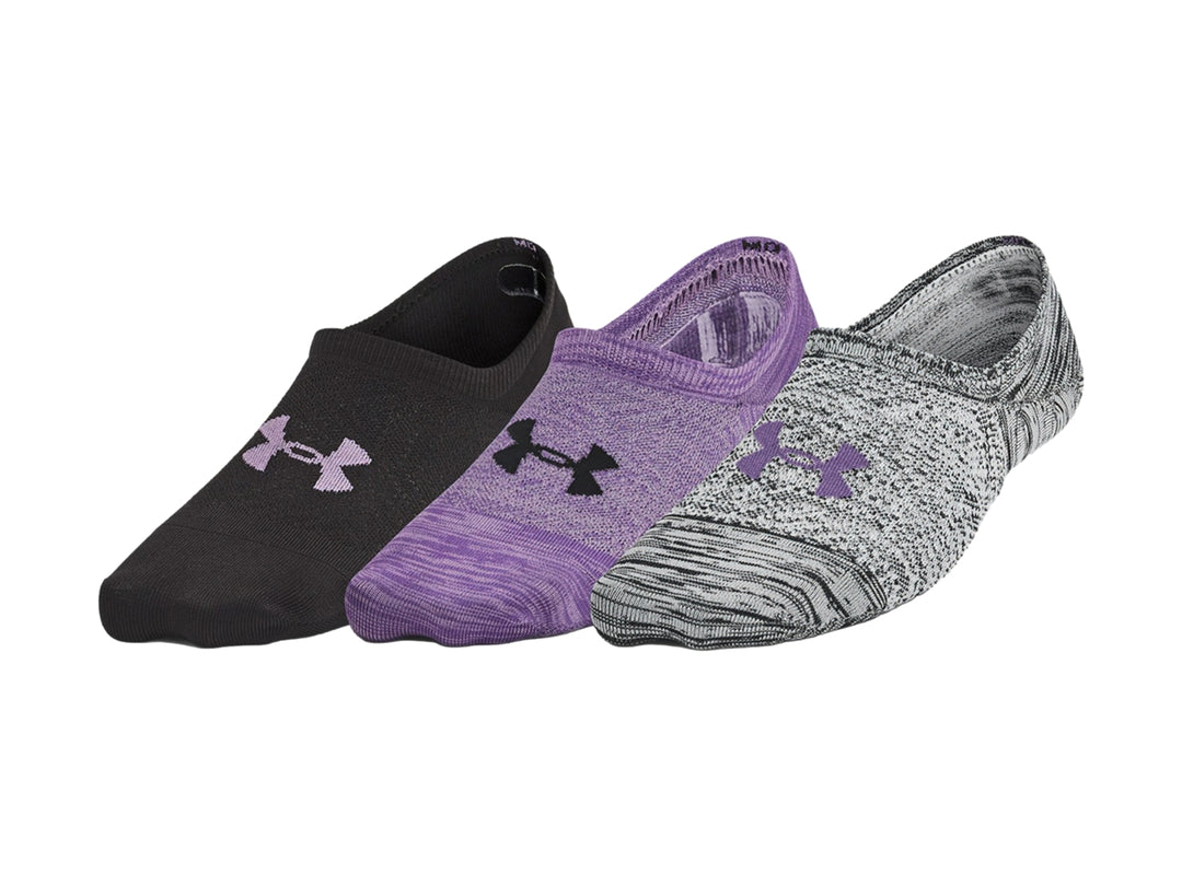 Pack de tres pares de calcetines deportivos Under Armour en colores negro, morado y gris.