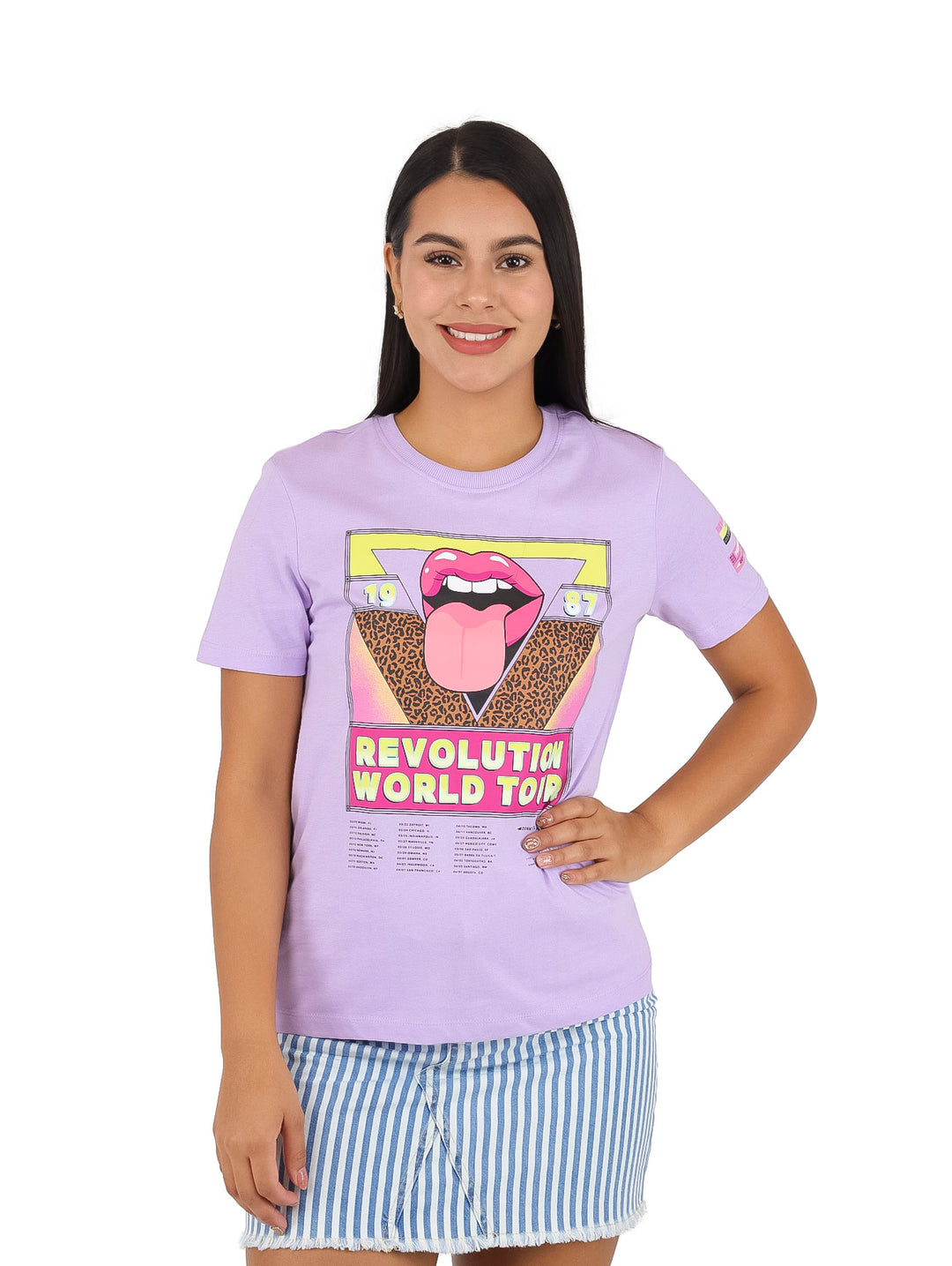 Camiseta lila de manga corta con estampado gráfico de labios y texto Revolution World Tour.
