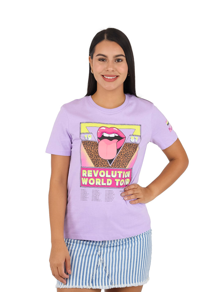 Camiseta lila de manga corta con estampado gráfico de labios y texto Revolution World Tour.