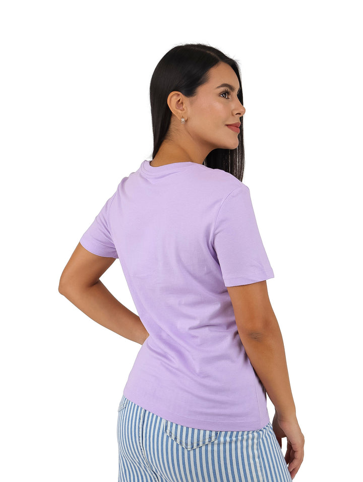 Camiseta lila de manga corta con estampado gráfico de labios y texto Revolution World Tour.