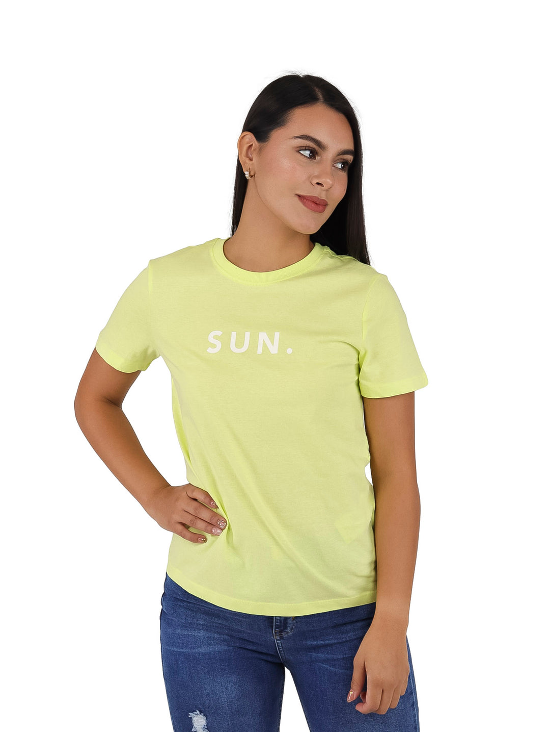 Mujer vistiendo una camiseta de color lima con la palabra SUN en blanco en el pecho.