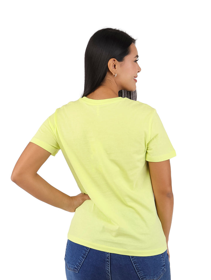 Mujer vistiendo una camiseta de color lima con la palabra SUN en blanco en el pecho.