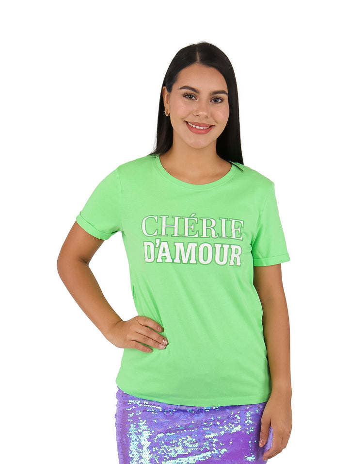 Mujer vistiendo una camiseta de manga corta color verde con el texto &
