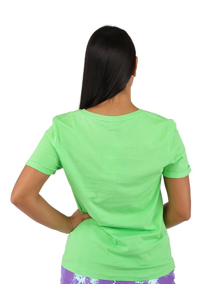 Mujer vistiendo una camiseta de manga corta color verde con el texto &