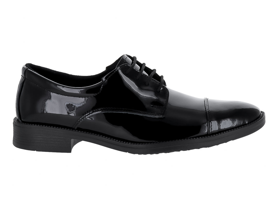 Zapato formal de charol negro con cordones.