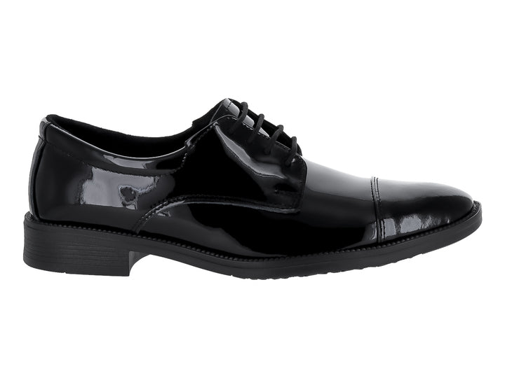 Zapato formal de charol negro con cordones.