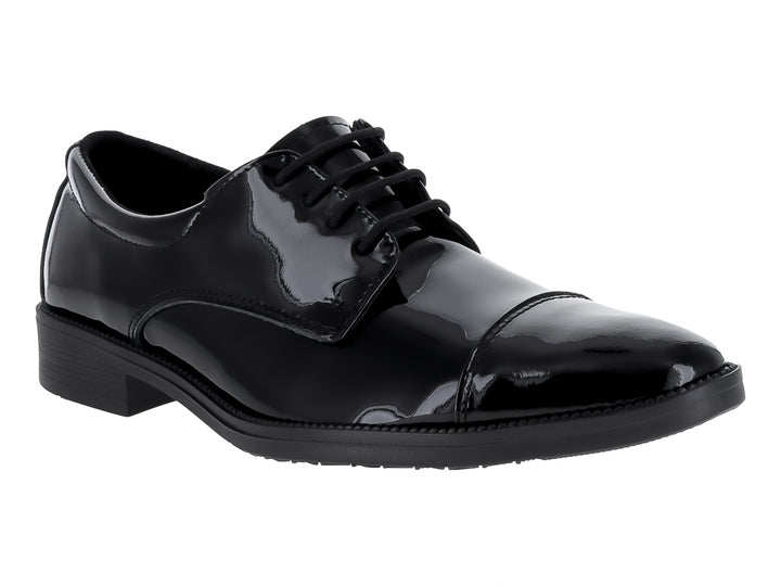Zapato formal de charol negro con cordones.