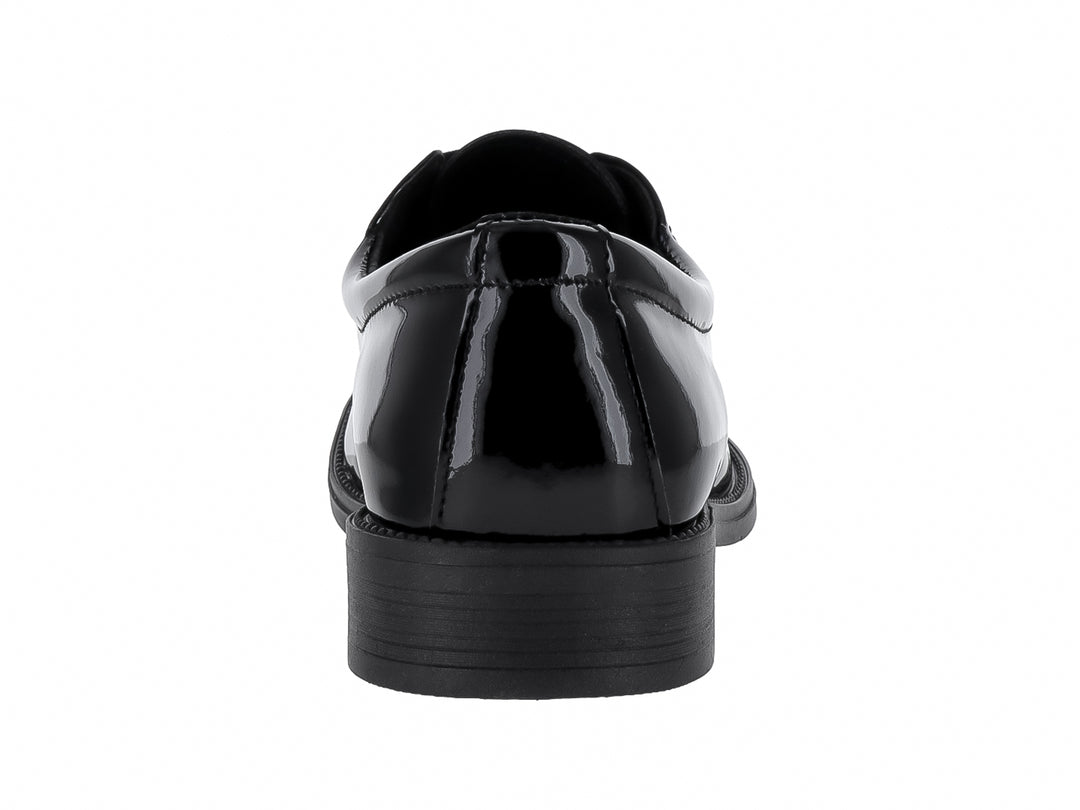 Zapato formal de charol negro con cordones.