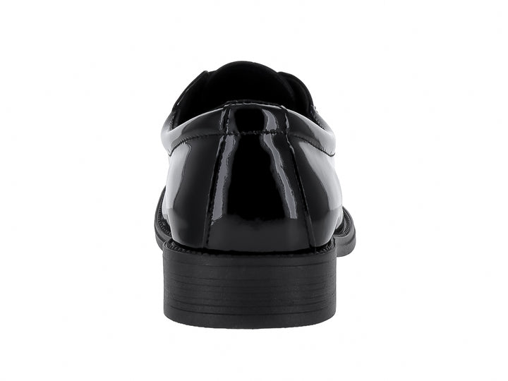 Zapato formal de charol negro con cordones.