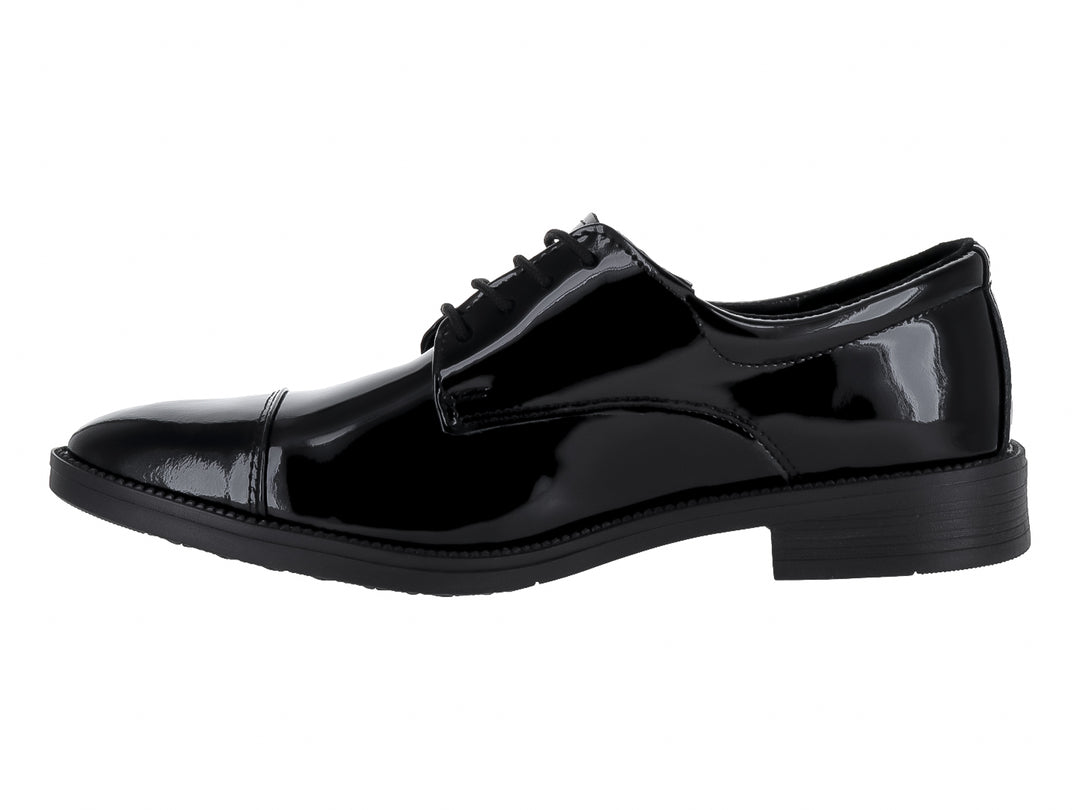 Zapato formal de charol negro con cordones.