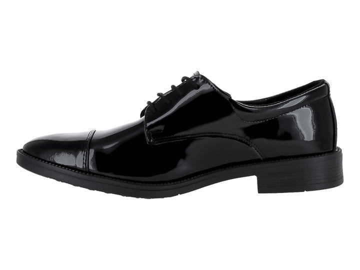 Zapato formal de charol negro con cordones.