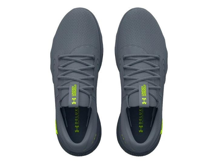 Tenis deportivos Under Armour color gris con logotipo en verde neón, vista lateral.