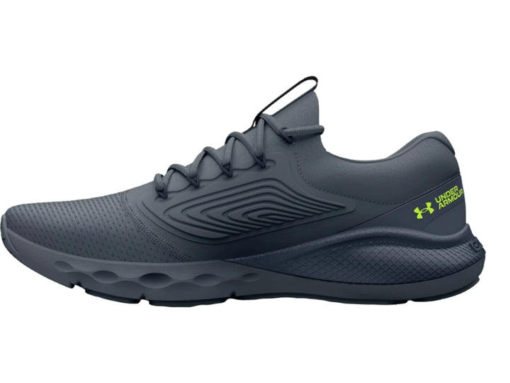 Tenis deportivos Under Armour color gris con logotipo en verde neón, vista lateral.