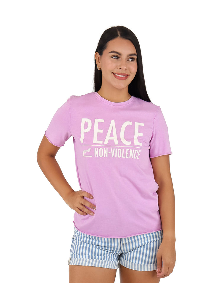 Mujer vistiendo una camiseta lila de manga corta con el texto &
