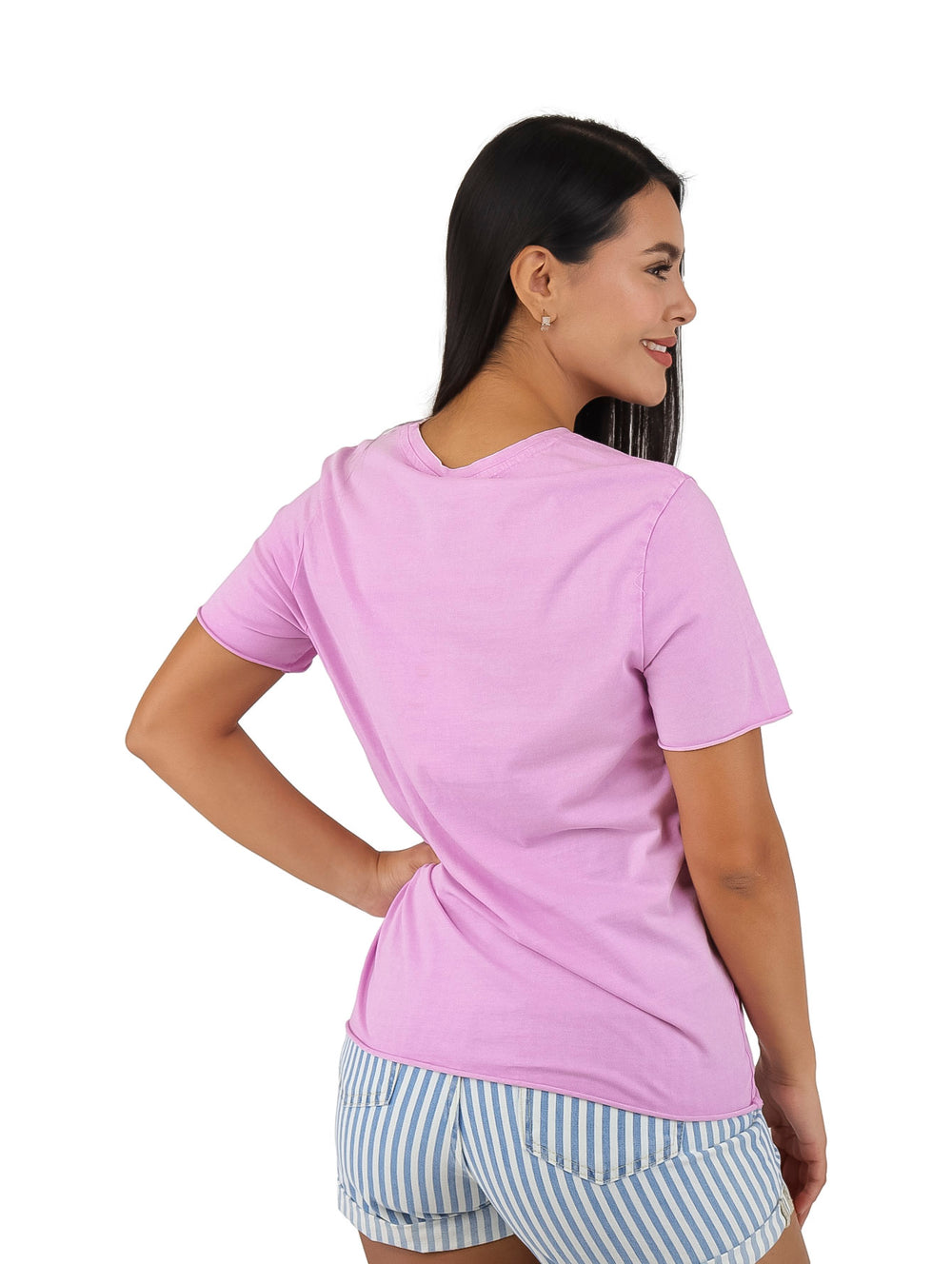 Mujer vistiendo una camiseta lila de manga corta con el texto 'PEACE NON-VIOLENCE' en color blanco.