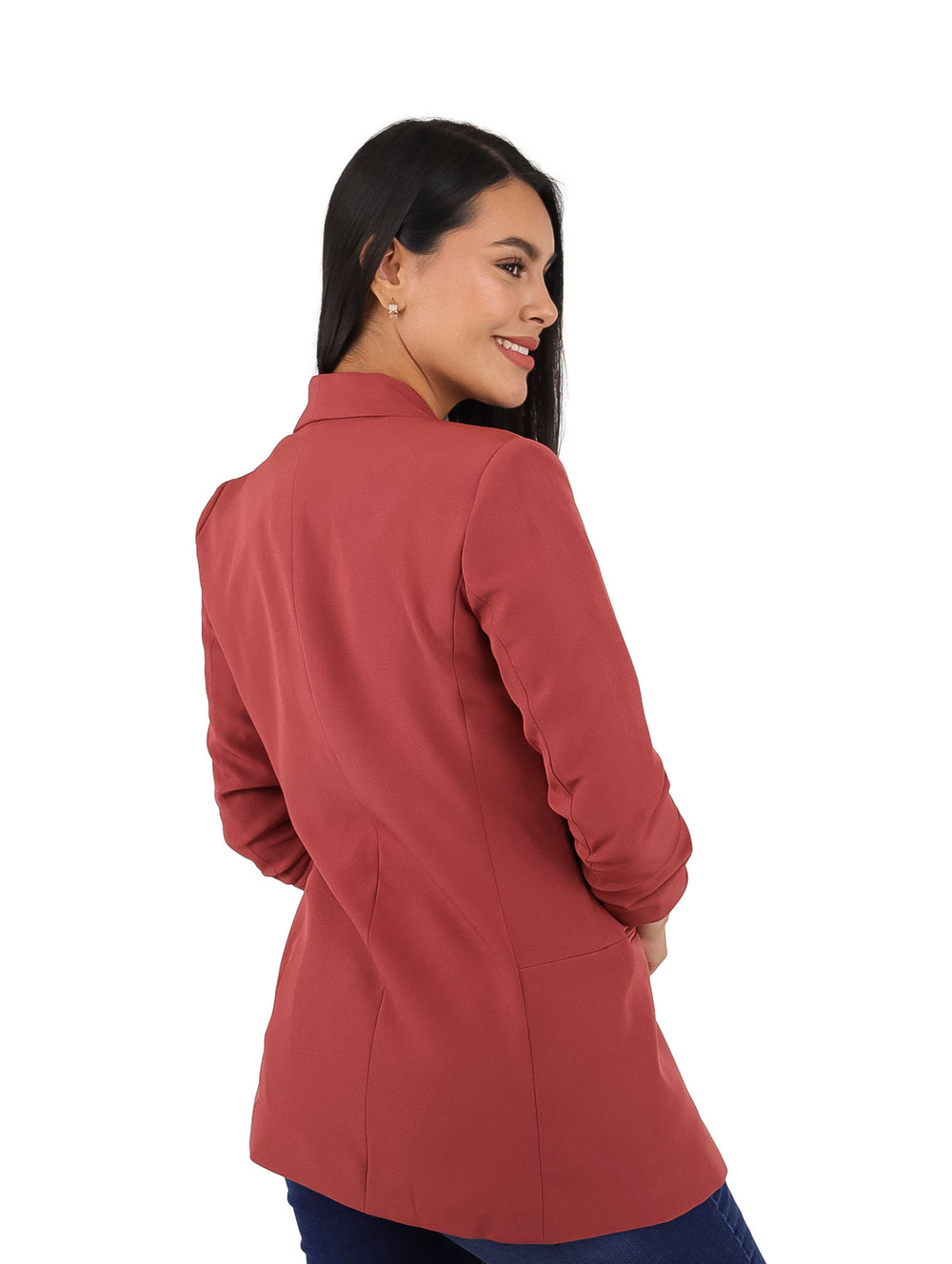 Mujer vistiendo un saco color tinto de manga 3/4, camiseta blanca y jeans azules.