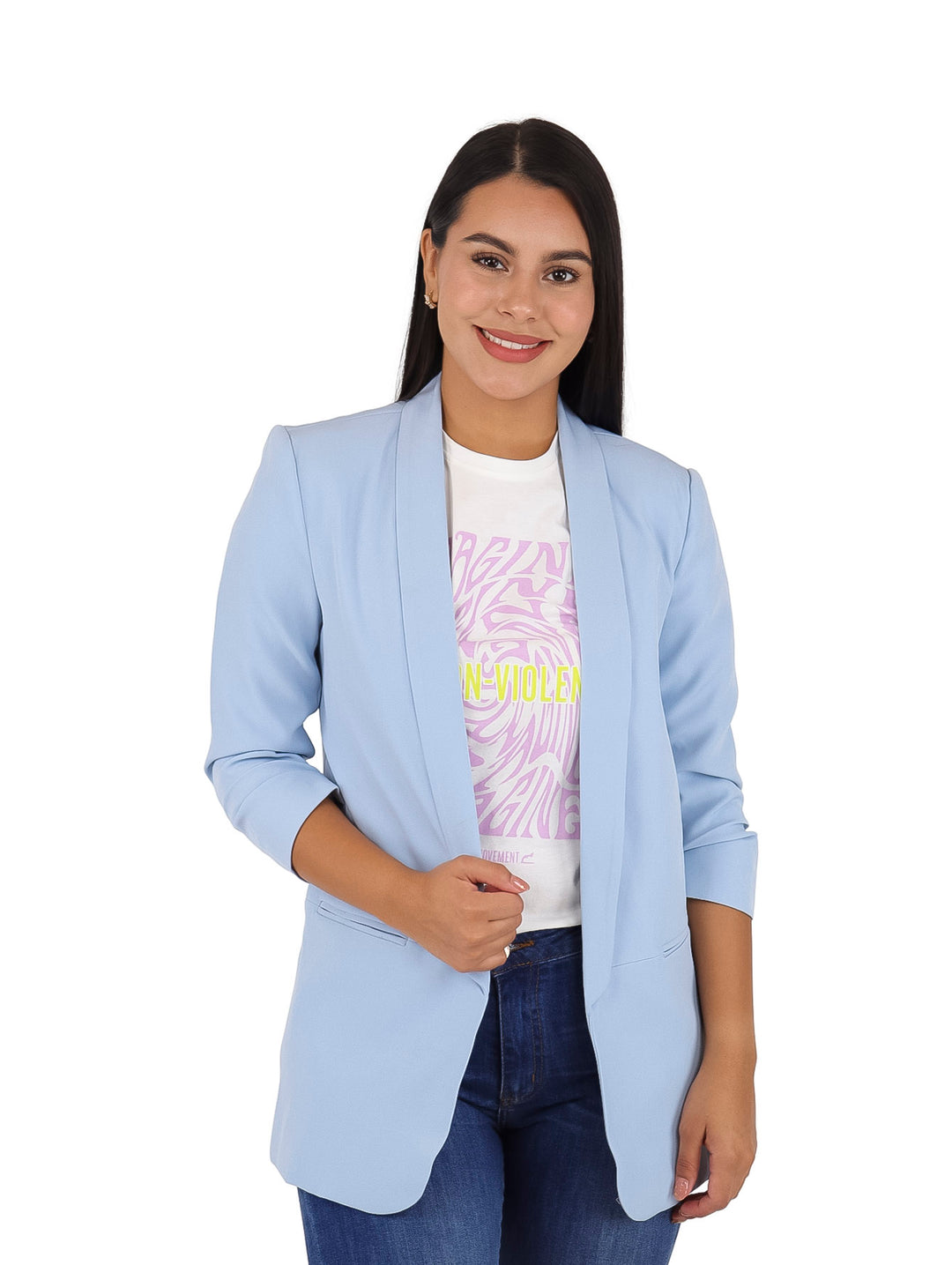 Mujer modelando un saco azul claro de mangas 3/4, abierto, combinado con camiseta blanca y jeans.